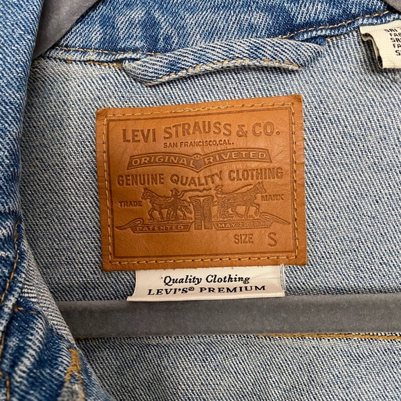 Levi’s Cropped Denim Jacket - Picture 3 of 7